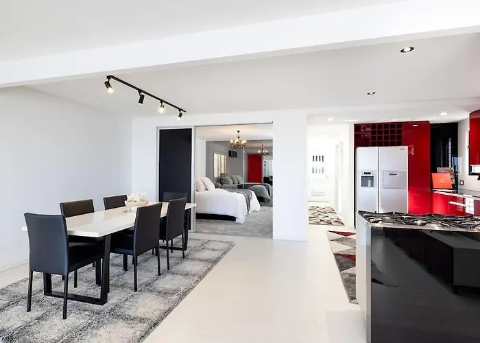 Scarborough Waterfront Penthouse Unit